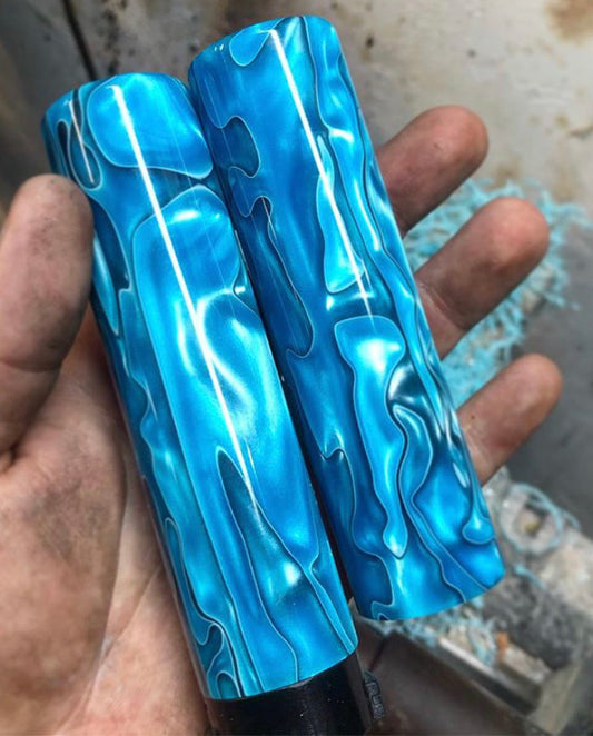 Grips in “Frost Giant” pearl blue