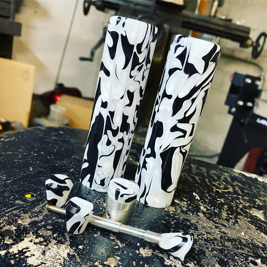 Grips in “cruella” pearl black and white